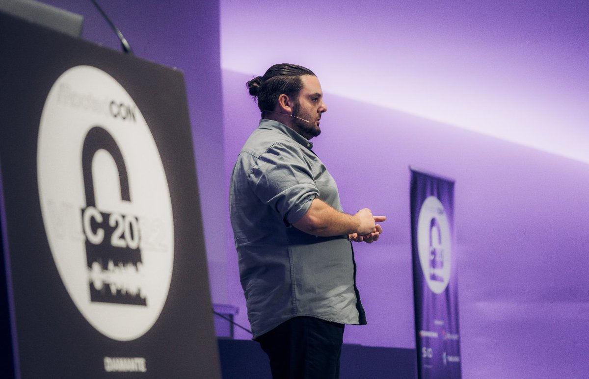 rootedcon's tweet photo. Fin de la charla de @GcmMiguel #ROOTEDValencia ¿Preguntas? No seáis tímidos, que para arramplar con el catering no habéis tenido ninguna vergüenza. https://t.co/wtRuaOHS2v