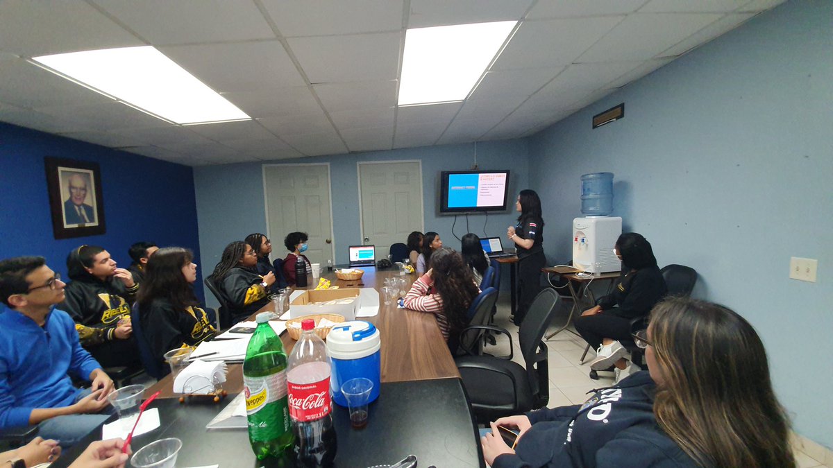 interactfeeds's tweet photo. Reunión de la representante del distrito 4240 con el club Interact de Panamá. https://t.co/J9KQBbhAJB