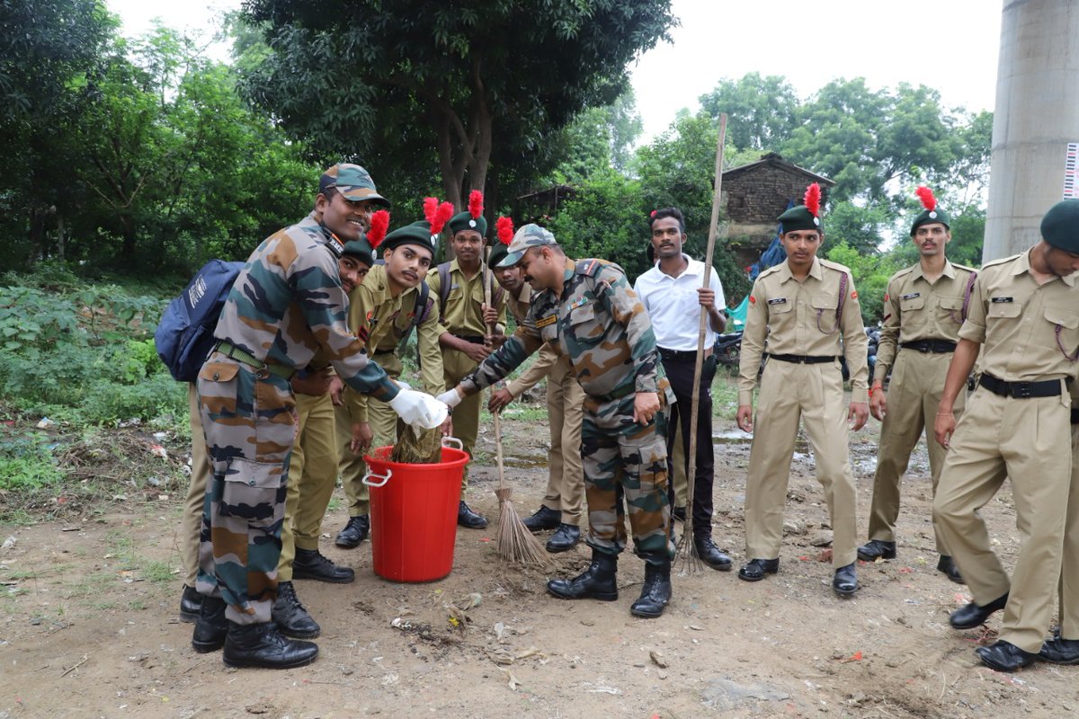 rp627450's tweet photo. It's all about.. Today.. We went to Tilwara ghat for #punitsagarabhiyaan #SRIT4MPCTRNCC
And we all clean the river ... With our,
PI staff, ANO sir, Seniors, And all NCC cadets.
@HQ_DG_NCC 
By the order of @Dr.pradeep dubey sir
@PIstaff 
JAL HAI TO KAL HAI
🇮🇳JAIHIND🇮🇳 https://t.co/fHdR0pf12h