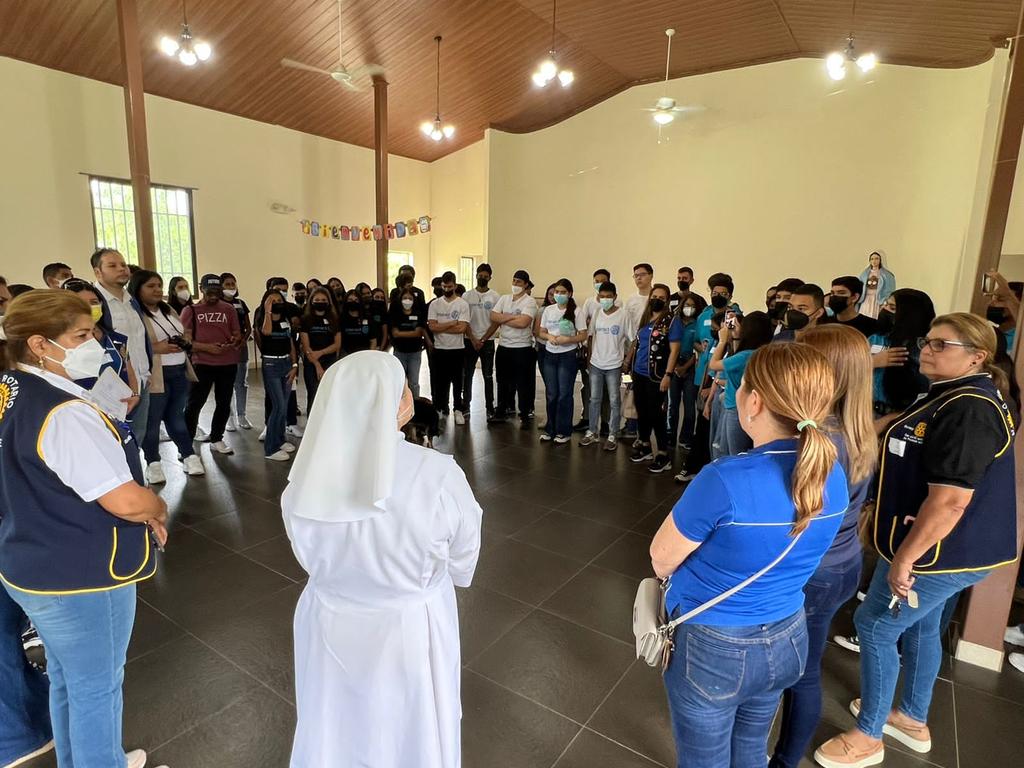 Donación de alimentos a hogar, por parte de clubes Interact de Agua Dulce, Penonomé, David y Chitré. #InteractFeeds