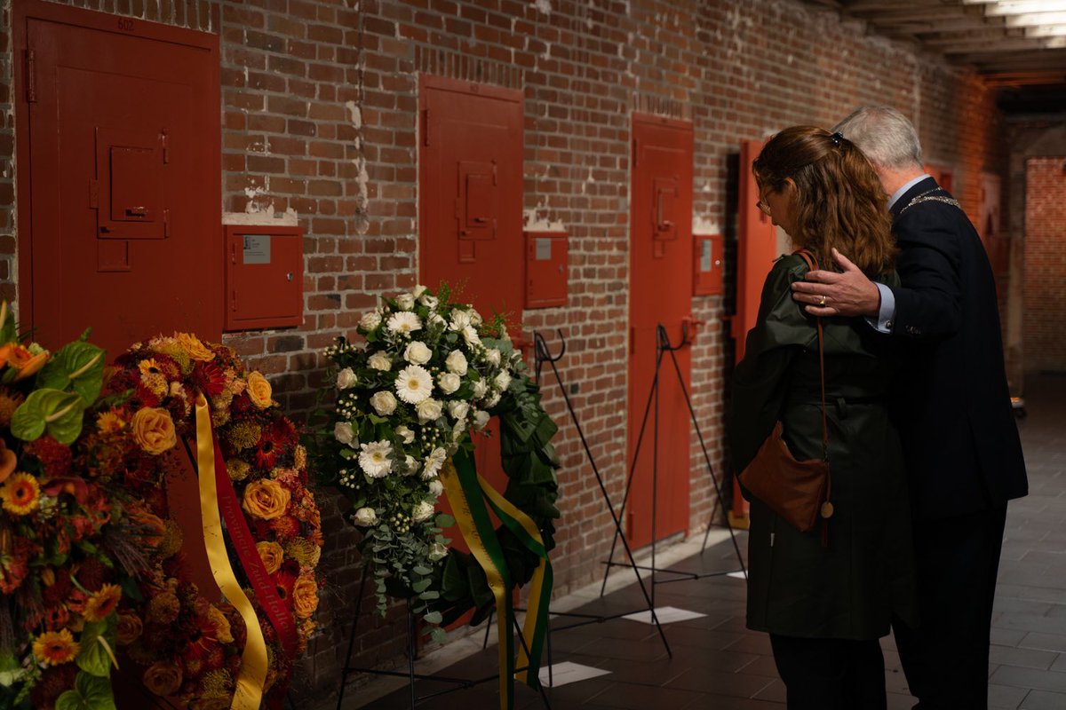 Vandaag bij herdenking <a href="/NMOranjehotel/">Nationaal Monument Oranjehotel</a> Indrukwekkende verhalen gehoord van gevangenen die daar zaten: van Anton de Kom tot kleine kinderen. Met mooie toespraken van <a href="/francweerwind/">Franc M. Weerwind</a> en @piadijkstra Zelf mocht ik als bestuurslid een krans leggen met oude bekende (©Esther van Amstel)