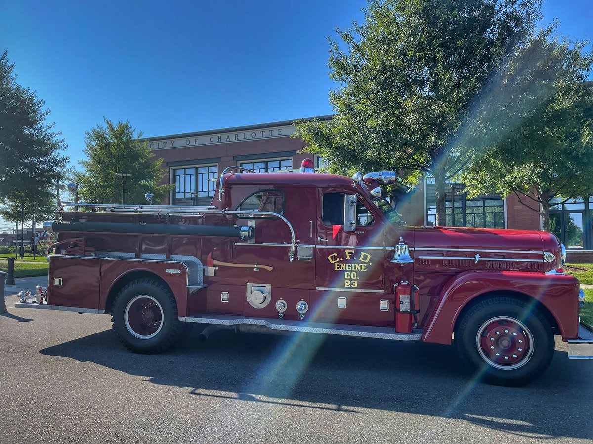 CFD_Alarm's tweet image. Loved seeing the ‘58 @charlottefire @FireSeagrave on Thursday at Fire Headquarters! #Beautiful #Engine23 #CFDpride #SendingTheSwarm