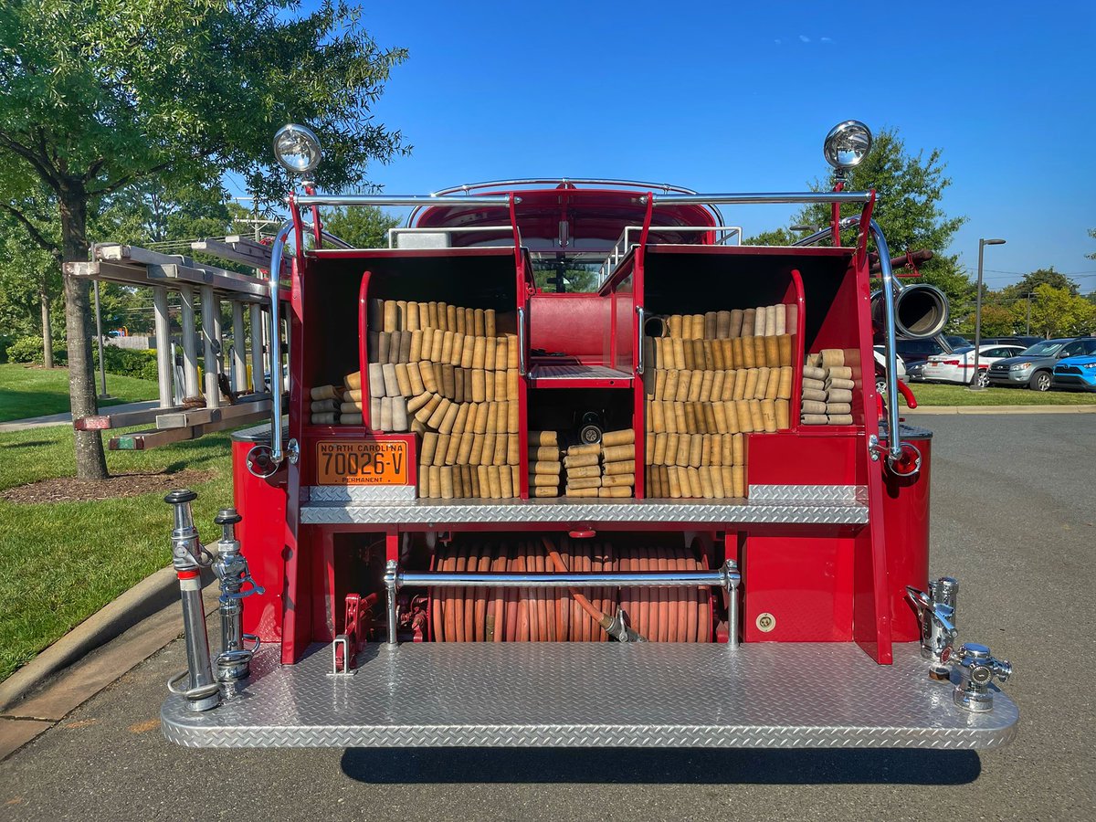 CFD_Alarm's tweet image. Loved seeing the ‘58 @charlottefire @FireSeagrave on Thursday at Fire Headquarters! #Beautiful #Engine23 #CFDpride #SendingTheSwarm