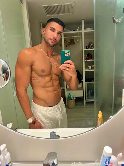 Toilet selfies are always a good idea right?  Today we sent a very 🔥 video on this bathroom to our recent<a href="/tag/twinslove"class="tags"><span>#twinslove</span></a>