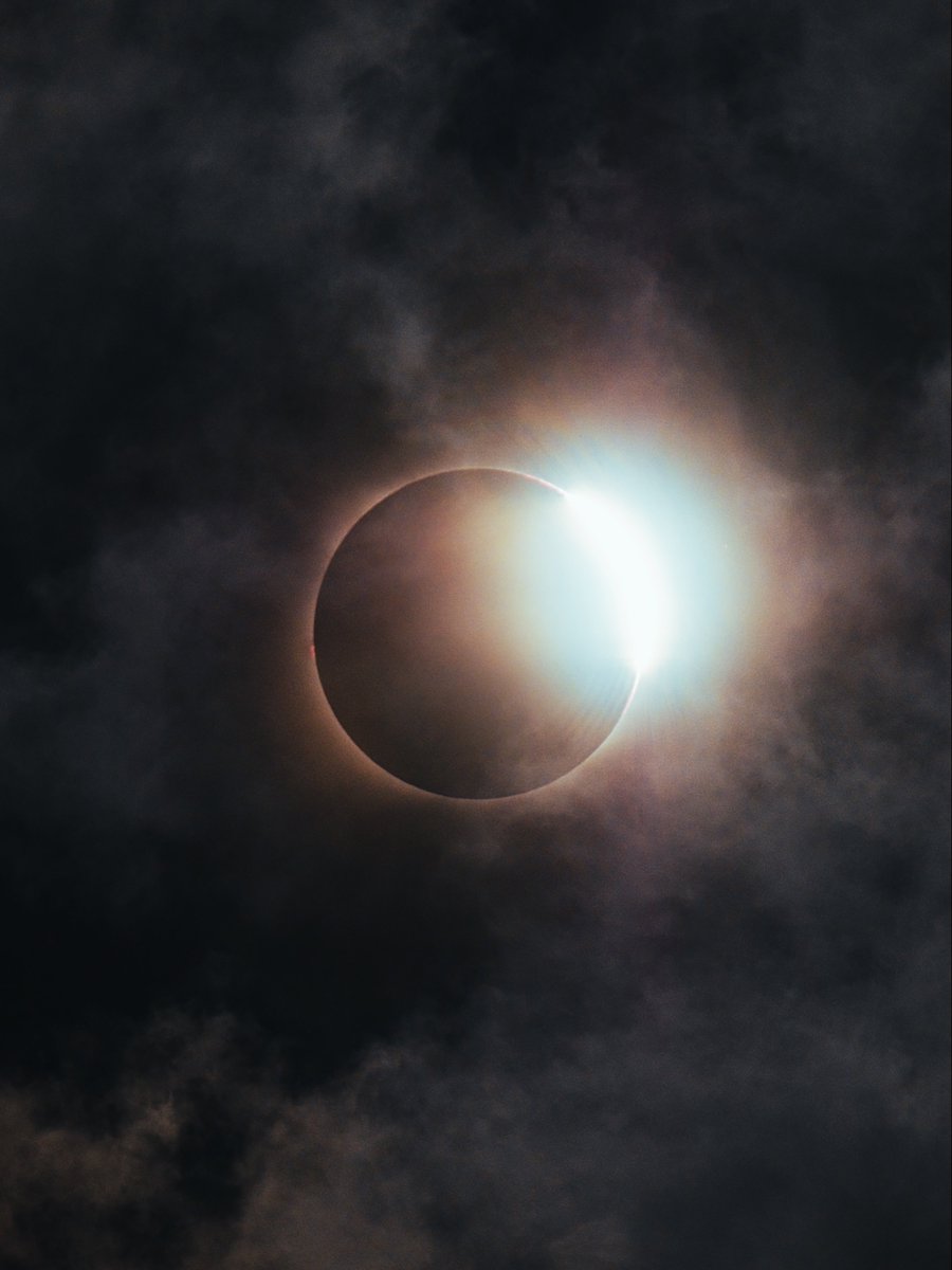 bryanminear's tweet photo. 🌕🌑 https://t.co/X91B4DsVVg