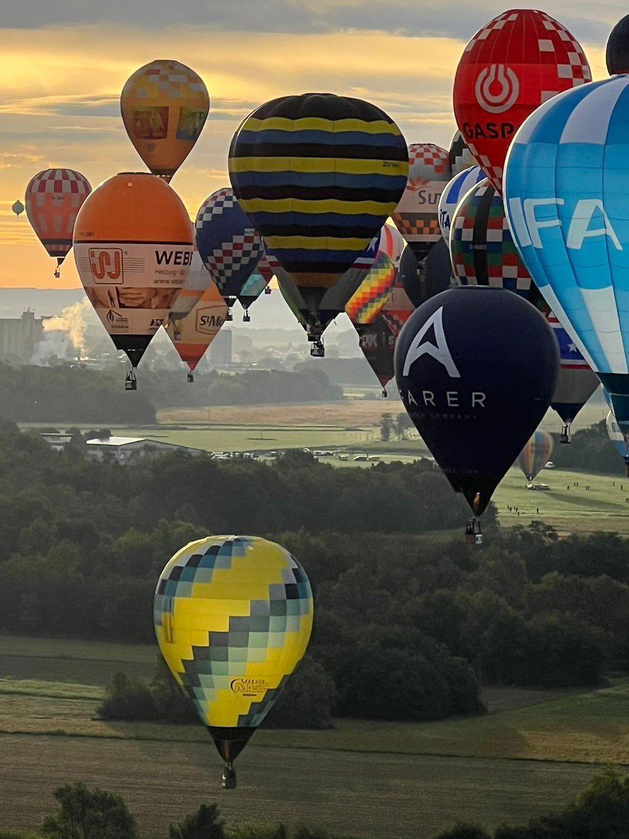 flip_steyn's tweet photo. @southafricauk I have done a balloon flight on Verneukpan a view year back. @air2airAfrica. Just completed World Championships in Slovenia crewing for my son Andries Steyn https://t.co/FlkuevvTCu