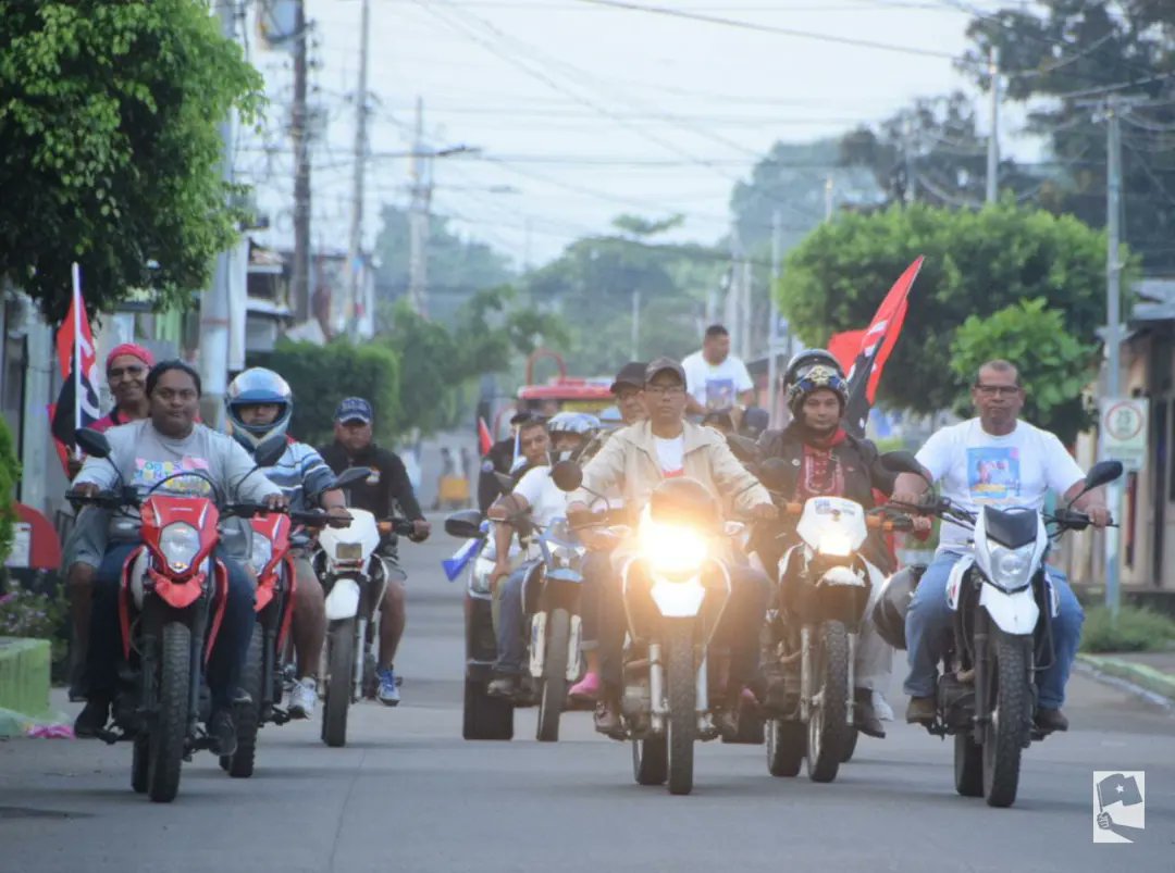 LaLuchaSigue79's tweet photo. #Nicaragua | Familias de Nagarote y militancia Sandinista se desbordan en las calles, con alegre Diana en honor a nuestro Héroes y Mártires. 🇳🇮✊🎊🎉

En un ambiente lleno de  alegría, algarabía y mucho amor revolucionario.🔴⚫✊

#HayPatriaHayPaz https://t.co/OHTMDKmMe5