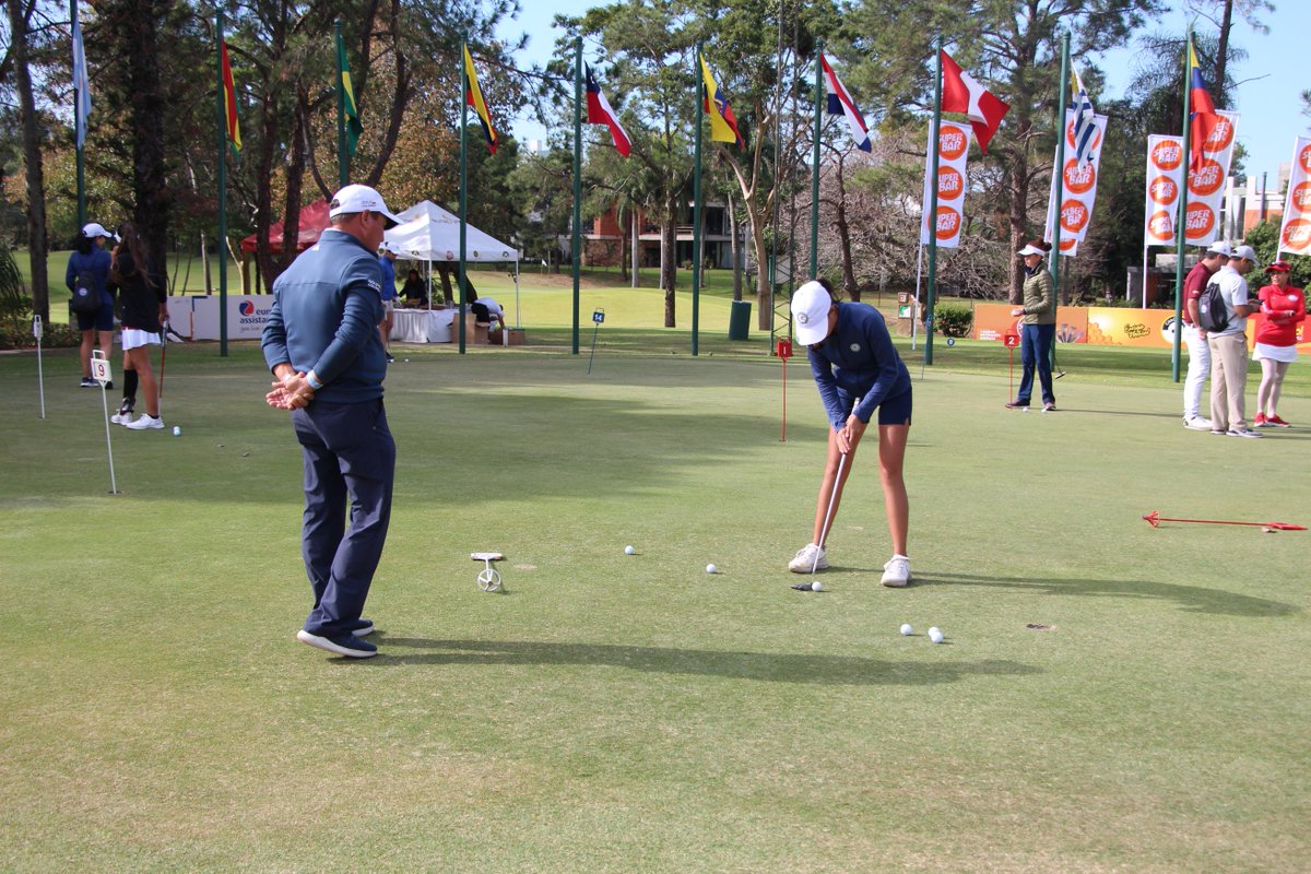 apgolfoficial's tweet photo. ⛳🏌🏻Así estamos viviendo la última jornada del Campeonato Sudamericano Pre Juvenil de Golf en donde los 10 países ya van consolidando sus lugares en las diferentes categorías 🥇🏆

📍Seguí el minuto a minuto de los resultados en el enlace 👉🏻https://t.co/dFMedICehr https://t.co/avNR8wJtcA