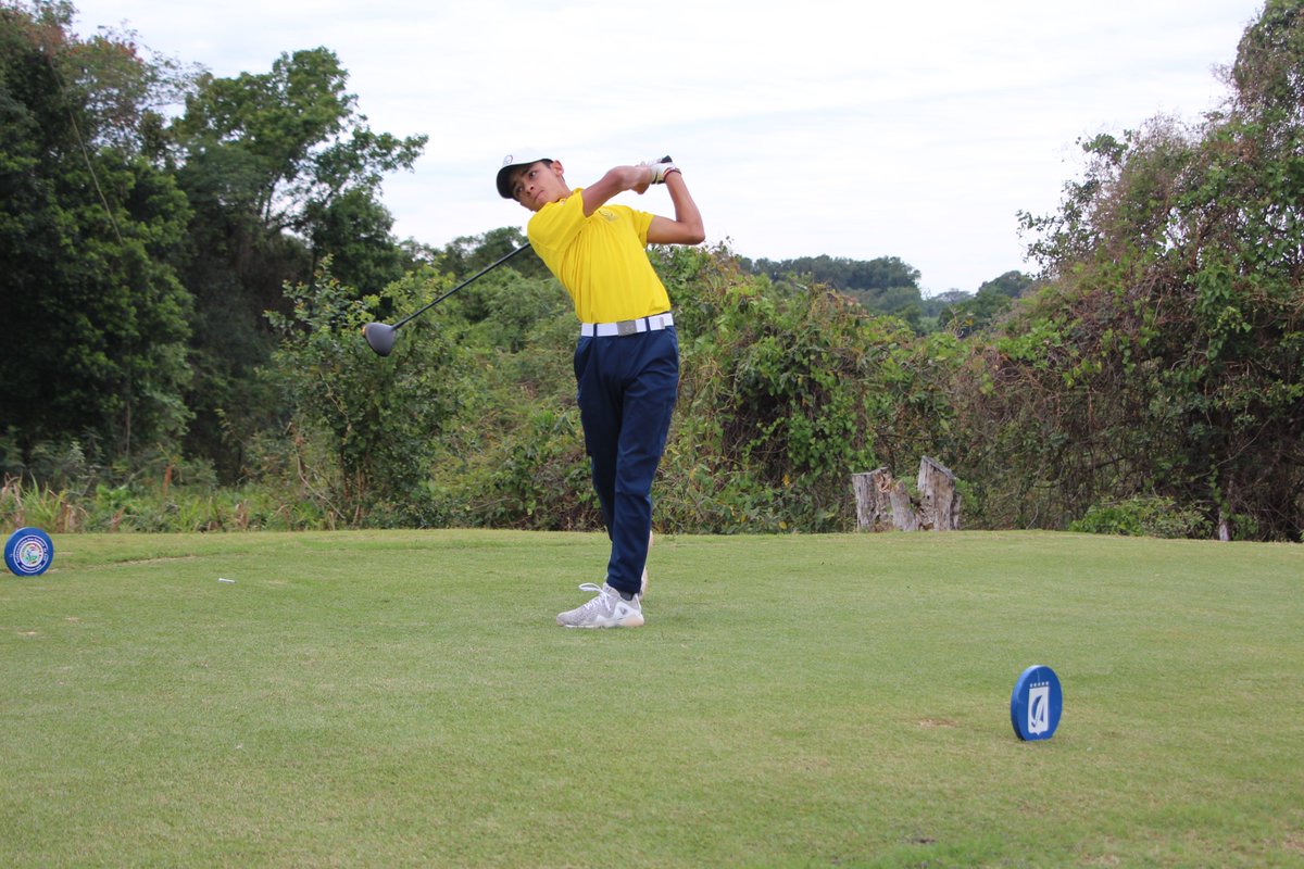 apgolfoficial's tweet photo. ⛳🏌🏻Así estamos viviendo la última jornada del Campeonato Sudamericano Pre Juvenil de Golf en donde los 10 países ya van consolidando sus lugares en las diferentes categorías 🥇🏆

📍Seguí el minuto a minuto de los resultados en el enlace 👉🏻https://t.co/dFMedICehr https://t.co/avNR8wJtcA