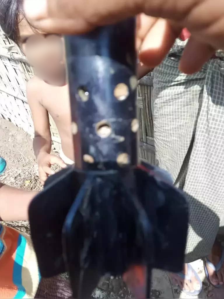 shafiur's tweet photo. #Myanmar army mortar shells

Tha Peik Taung or Haran Hali(See map) resident holding mortar shell which exploded in the fighting yesterday. Residents are saying Arakan Army took up positions within the #Rohingya village making it a target. 

#WhatsHappeningInMyanmar https://t.co/WvEhMV7Wxl