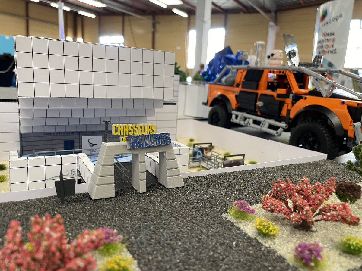 futuroscope's tweet photo. Découvrez Chasseurs de Tornades et le #Futuroscope en miniature de #Nicoland à Euromodel’s #Chatellerault ce week-end 🤩 https://t.co/K9aQGQs4fb