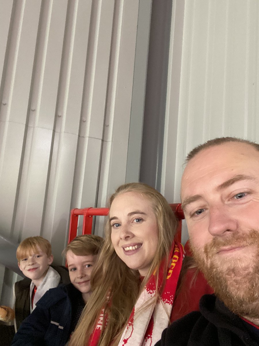 Louisefoster86's tweet photo. At the legends match thank you @Flomellynews  @lfcfoundation https://t.co/0jnTVJY8Zu