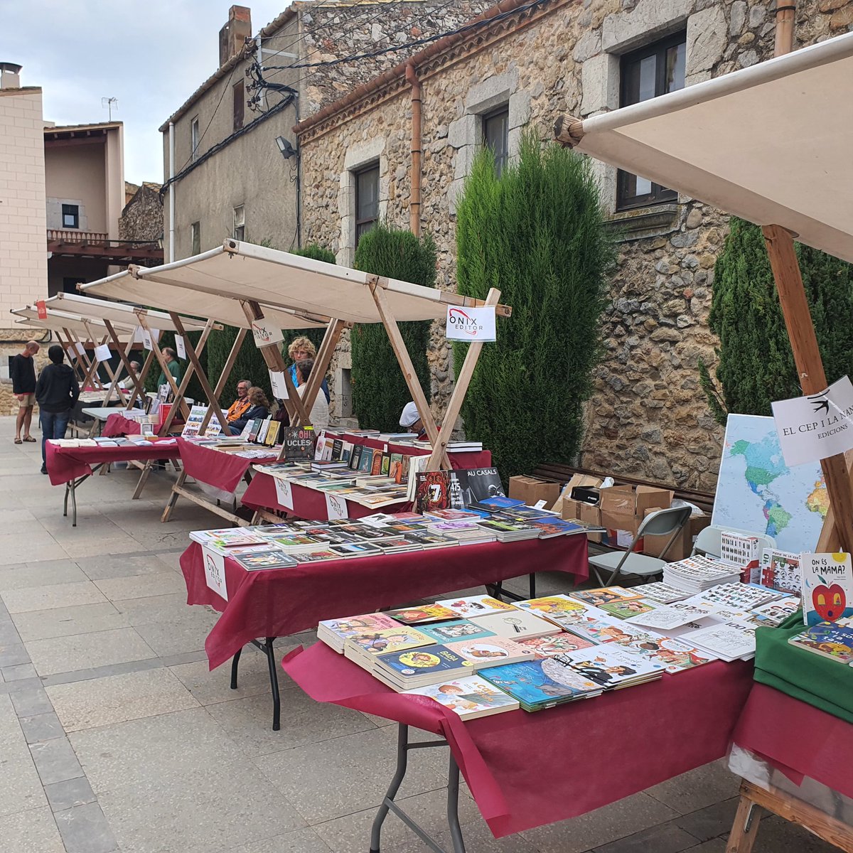 jmomino's tweet photo. Avui a #Bellcaire d' #Emporda cap de setmana de llibres. @BLletraferit https://t.co/b2dVSOuhtI