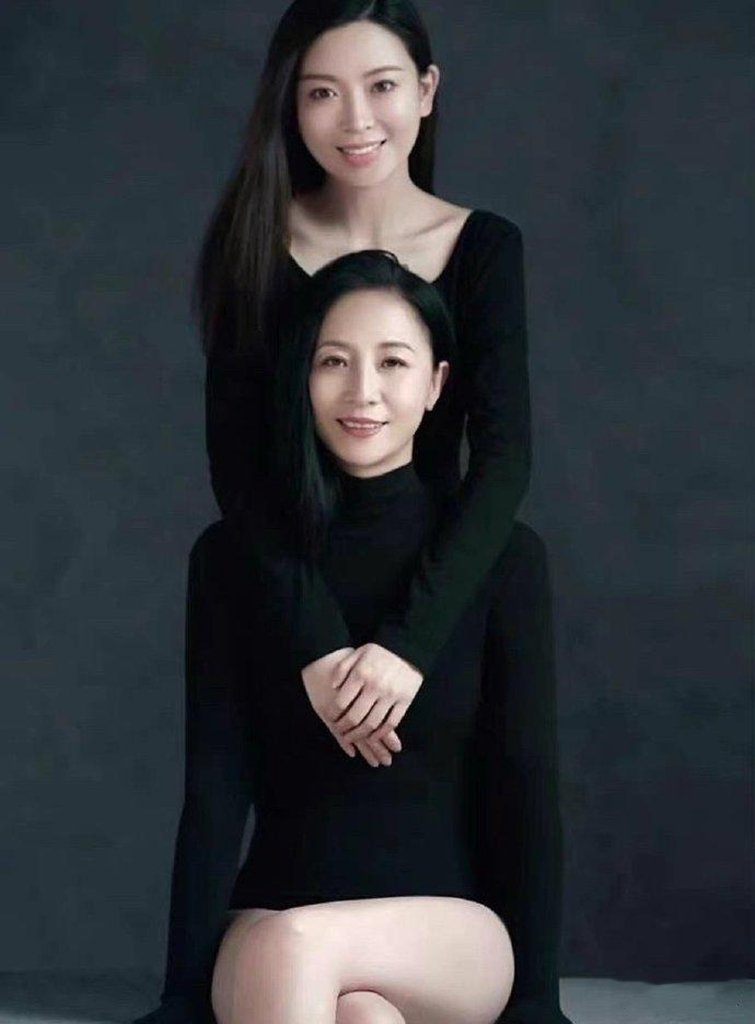 xia93288368's tweet photo. 你喜欢妈妈还是女儿 https://t.co/tUeWo60Wx5