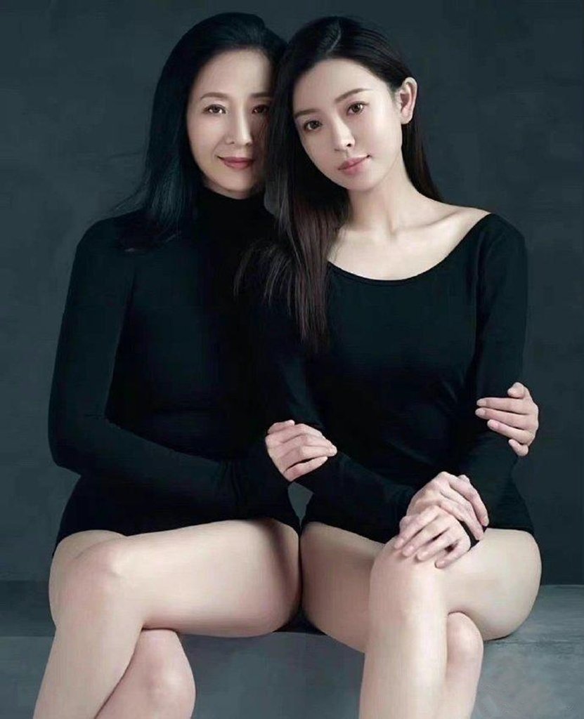 xia93288368's tweet photo. 你喜欢妈妈还是女儿 https://t.co/tUeWo60Wx5