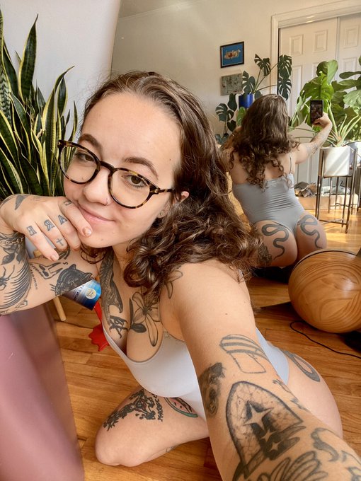 tossing the comment-on-something-in-the-background guys an alley-oop here https://t.co/CzHa0FOT8x