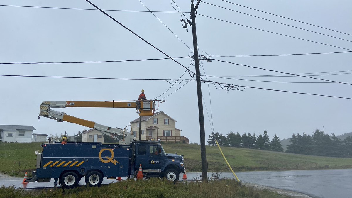 hydroquebec's tweet photo. La tempête n'est pas encore complètement passée aux #IlesDeLaMadeleine, mais nos équipes sont toujours sur le terrain afin de sécuriser les lieux lors d'appels d'urgence en lien avec notre réseau. #Fiona https://t.co/GF6eqjsYN3