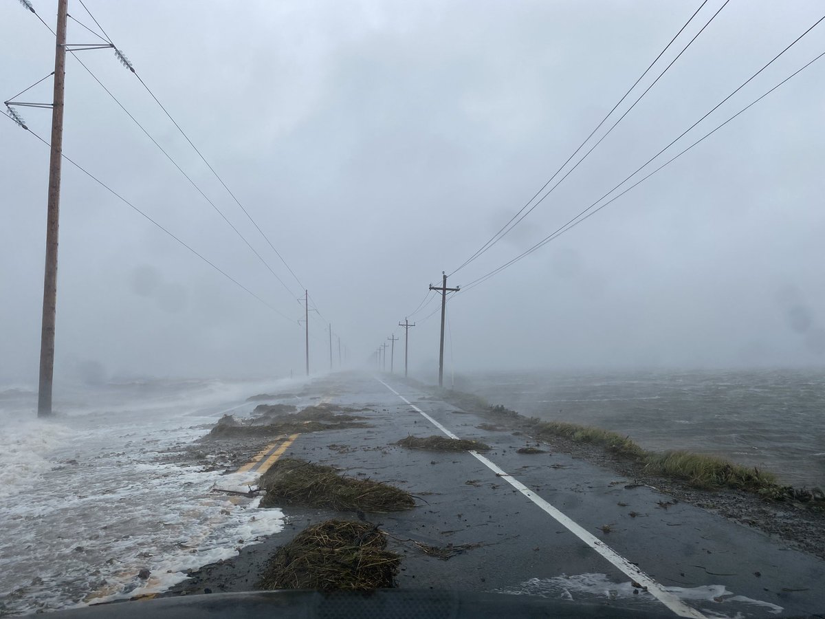 hydroquebec's tweet photo. La tempête n'est pas encore complètement passée aux #IlesDeLaMadeleine, mais nos équipes sont toujours sur le terrain afin de sécuriser les lieux lors d'appels d'urgence en lien avec notre réseau. #Fiona https://t.co/GF6eqjsYN3
