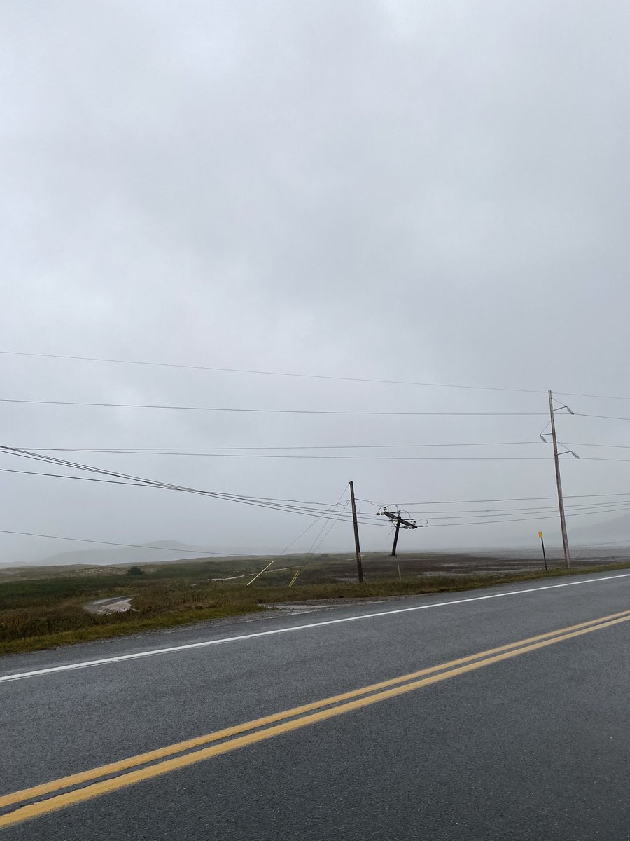 hydroquebec's tweet photo. La tempête n'est pas encore complètement passée aux #IlesDeLaMadeleine, mais nos équipes sont toujours sur le terrain afin de sécuriser les lieux lors d'appels d'urgence en lien avec notre réseau. #Fiona https://t.co/GF6eqjsYN3