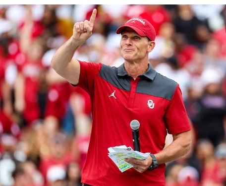 shbairtulsa's tweet photo. @mikehawkinsj @TheSabatore @CoachVenables @Coach_Leb @OU_Football B⭕️⭕️MER S⭕️⭕️NER‼️‼️‼️
Sooner Nation is EXCITED every time you set foot on campus!!! We need our first 2024 commitment…could it be YOU?!?! #24K #GoldStandard #LegitOUDNA #QBU https://t.co/4CaXzSRUZd