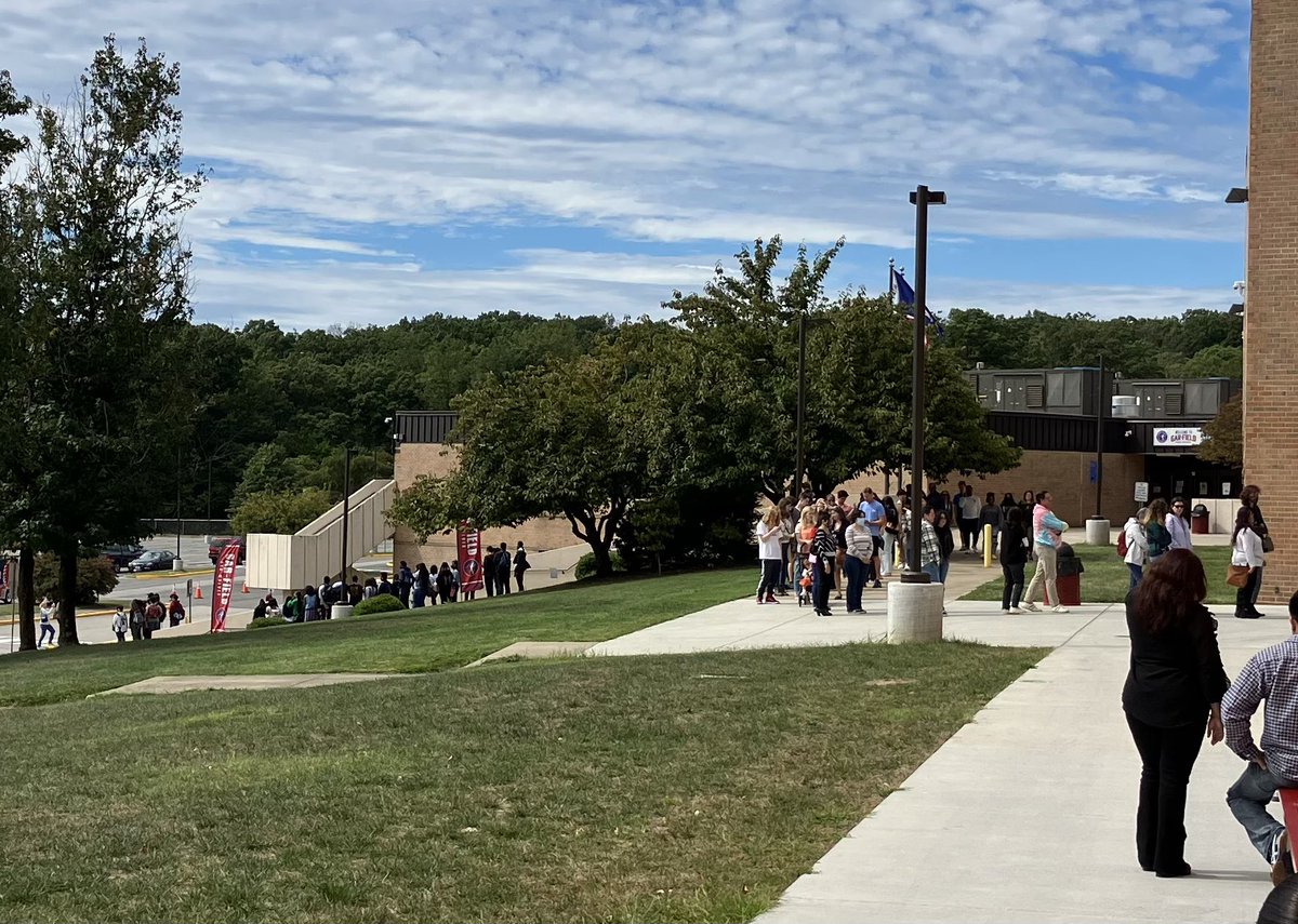 StuartJones75's tweet photo. Folks are lined up, excited for the start of the @IBMidAtlantic College Fair at @IBatGFcom ! Stop by today, 12:30-3:00. https://t.co/z83QHs9Cfc