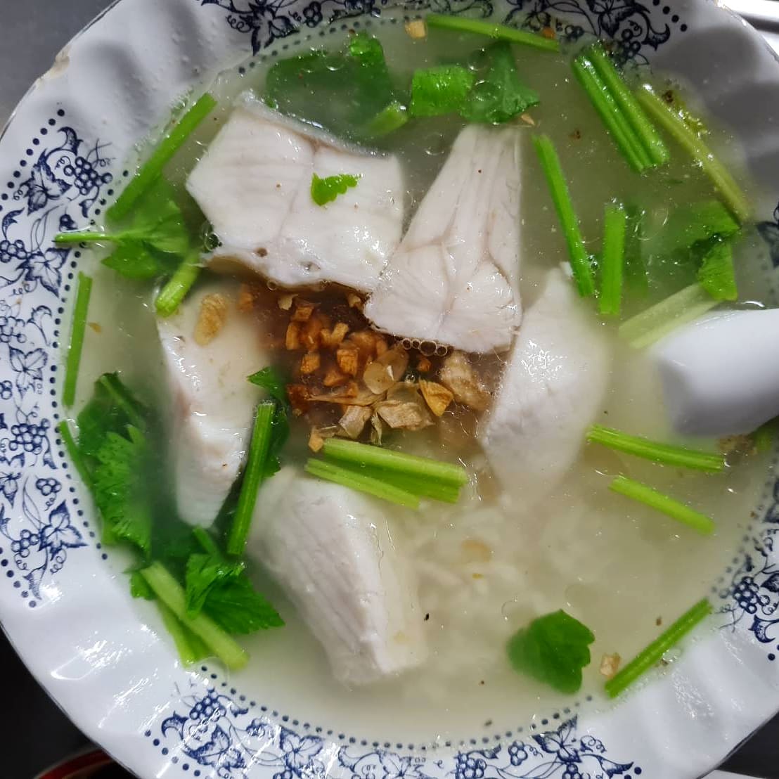 ข้าวต้มปลาเซี่ยงกี่ อีกหนึ่งร้านข้าวต้มปลาในตำนานที่เปิดมาเกือบ 100 ปี ในซอยเจริญกรุง วันนั้นสั่งข้าวต้มปลาเต๋าเต้ย กับ ข้าวต้มหอยนางรม มาลอง ตัวที่ชอบสุดก็ชามหอยนางรมนี่แหละ 300 แต่คุ้ม ไม่เสียดายเงินนะ <a href="/Kin24hrs/">กิน24ชั่วโมง</a> <a href="/aroii/">@aroii บอกต่อ</a>