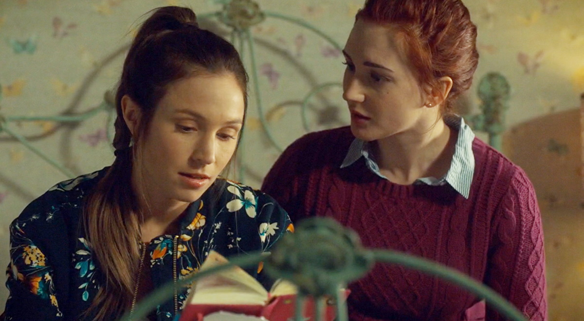 nedleysoffice's tweet image. Nicole Haught sweater appreciation post as we head into sweater weather.
#WynonnaEarp #BringWynonnaHome