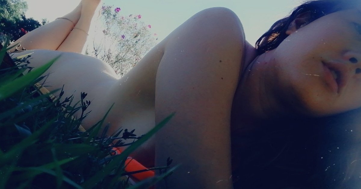FireMellow2022's tweet photo. I love being naked outside 🔥

#NewPacks #SeductiveSaturday #sellingcheapcontent #SellingContent #SexyGirl #OnlyFansGirl #OnlyFansPromo
#VentaDirecta #Nequi https://t.co/Nu3GaEnvL3