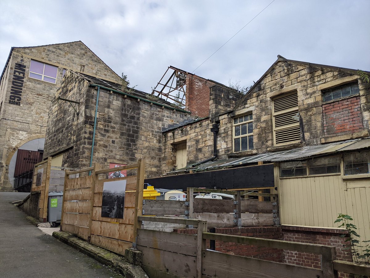 HelSingleton's tweet photo. Urban architecture with art at Sunnybank Mills, Farsley
#lookupmore
#saturdayexploring @GrimArtGroup https://t.co/OdnNFt1UxJ