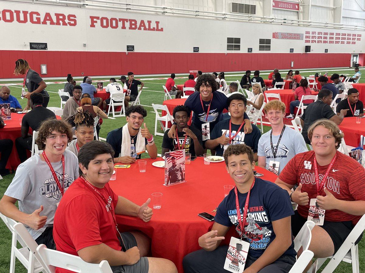 CHighFB's tweet photo. Having a great time today with the fam watching next level football featuring a battle for the #BayouBucket! Thanks to @BEACHAMPIONINC and @UHCougarFB for the hospitality! #RangerPride #NextLevelRangers #HWPO #LetsRide #ChasingElite #Exposure #ThisIsWhyClements https://t.co/4pVfkNzOUj
