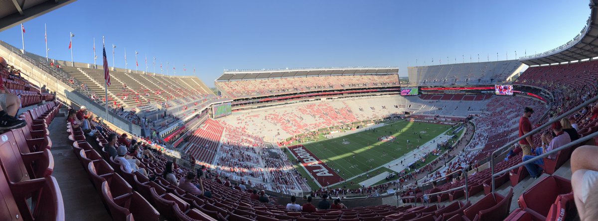leeceelodi's tweet photo. It’s a beautiful day for Alabama football! 🏈 🐘 ❤️ @spann https://t.co/5sBuXSUtqm