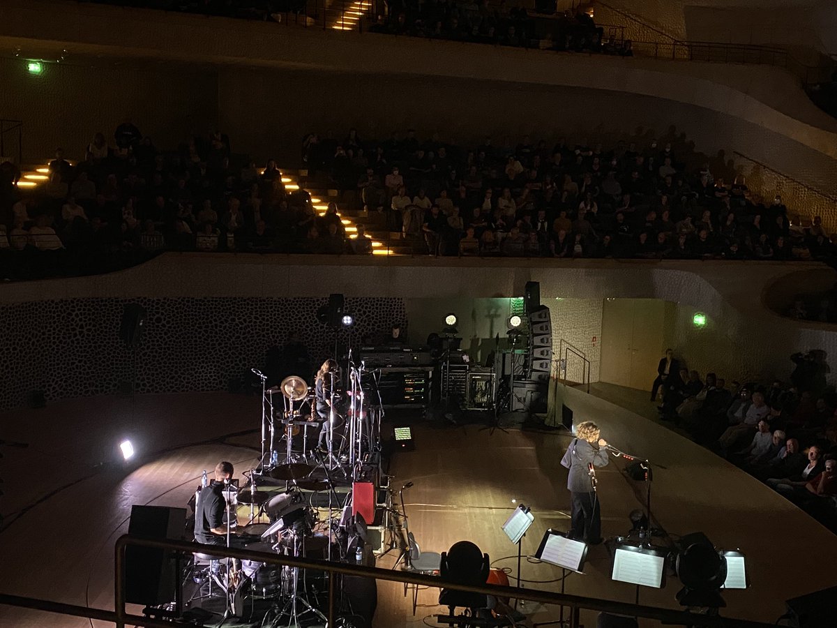 KantianeK's tweet photo. Bei ihrem Debüt verzauberte sie die Prinzenbar und das einzig Extrovertierte an ihr, war ihr knallroter Lippenstift. — Heute hat sie die Elbphilharmonie gekonnt gerockt. Anna Calvi! ❤️ #rbf22 https://t.co/n3oLheH7PQ
