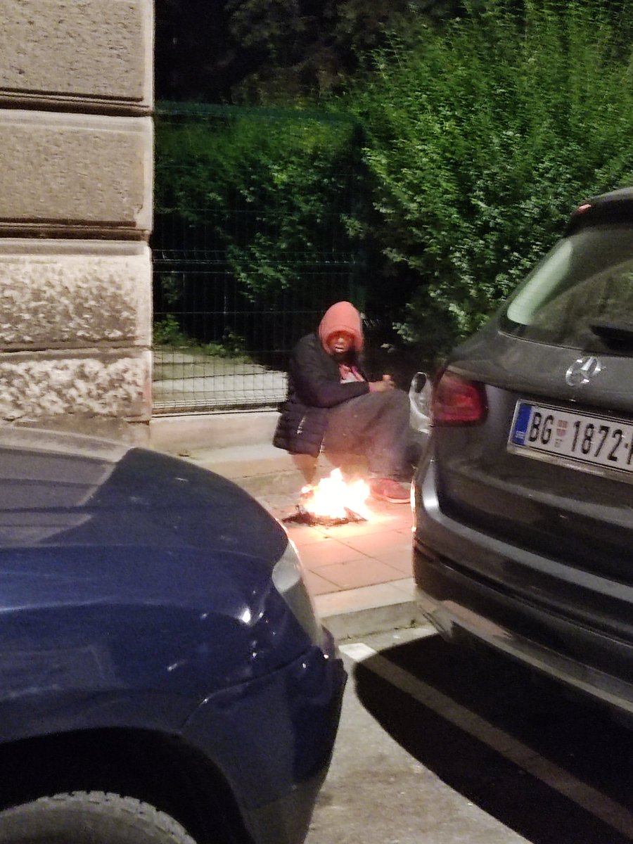 U Višnjićevoj blizu gradilišta lik založio vatru na sred ulice.