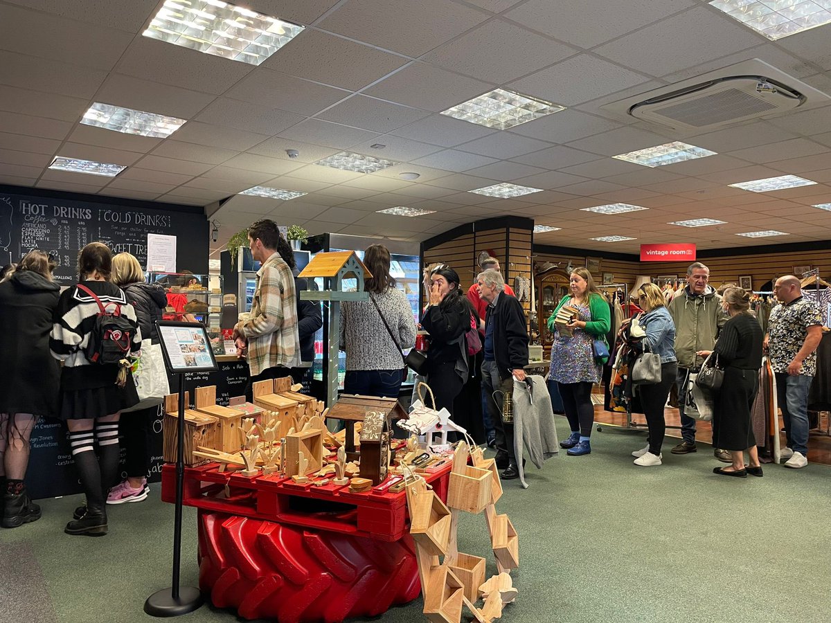 shareshopsuk's tweet photo. Over 200 people, 165 sales and £2,500 in the till to help people who are homeless and or refugees, #TeamShare nailed it today 👊🏻 huge thanks and credit for these pics to Jeff Price 👏🏻 https://t.co/NvUg313MNo