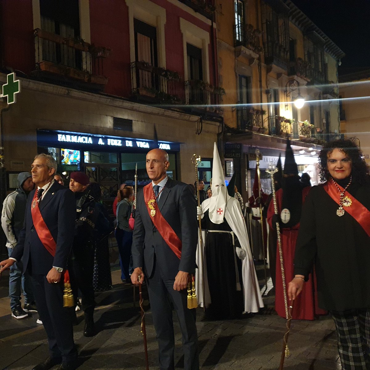 LeonAyto's tweet photo. La corporación municipal, cierra la Procesión
#33encleon https://t.co/99sBx3PpUT