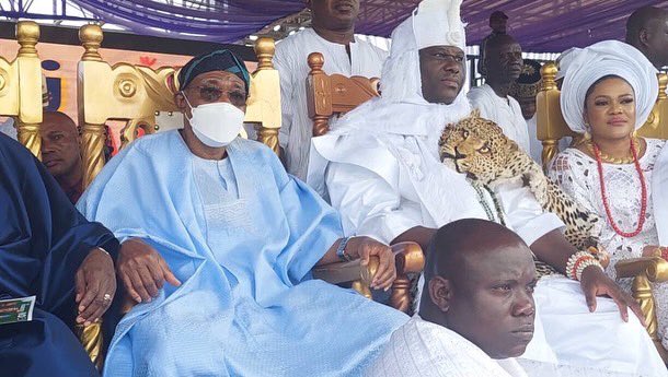 raufaregbesola's tweet photo. Today, I represented President Muhammadu Buhari at the annual Olojo festival in Ile-Ife, State of Osun. I assured the gathering of Mr. President’s commitment to ending insecurity by December. https://t.co/3fenL8G8gu