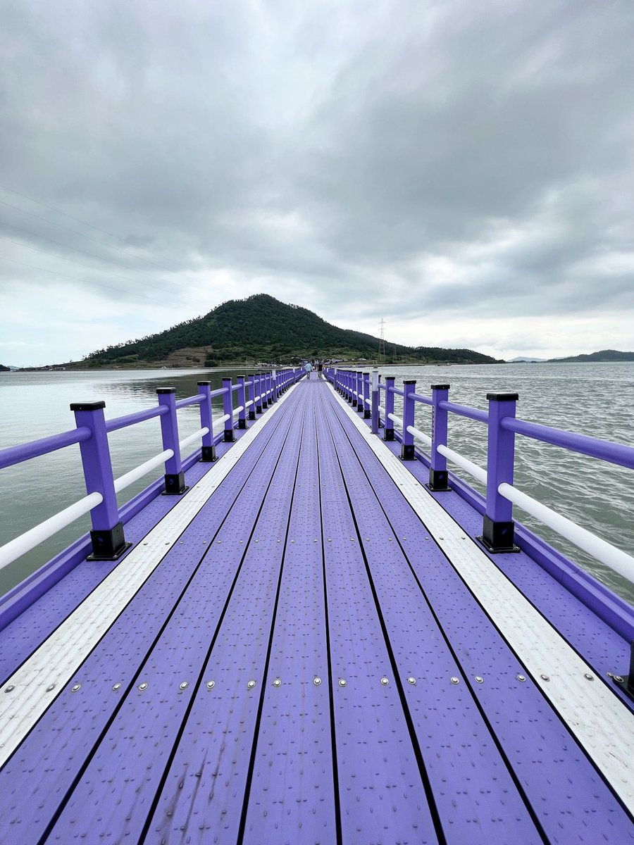 alq3oud's tweet photo. زرت جزيرة شين آن البنفسجيه
Purple Island 💜

واعتقد اني محظوظ لأني اوائل من زارها تم افتتاح السياحه فيها قبل فتره بسيطة

لاتفوتك زيارتها موقعها جنوب كوريا🇰🇷…
عدد سكانها ماتجاوز ١٣٠ شخص كلهم من كبار السن

تم صبغها باللون البنفسجي كامله 
طريقة الوصول لها يتبع..👇🏻 https://t.co/LGkY7LEUZQ