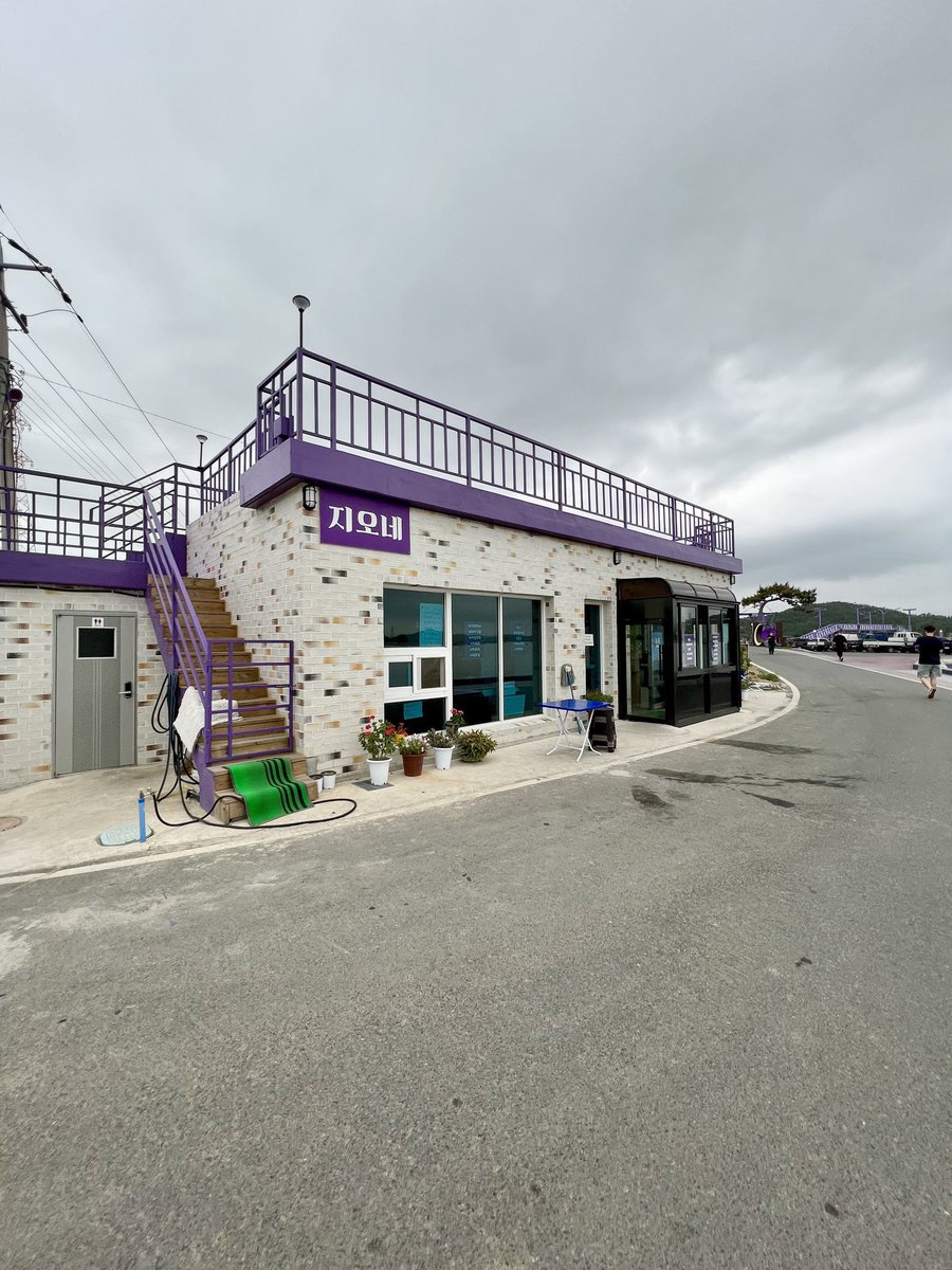 alq3oud's tweet photo. زرت جزيرة شين آن البنفسجيه
Purple Island 💜

واعتقد اني محظوظ لأني اوائل من زارها تم افتتاح السياحه فيها قبل فتره بسيطة

لاتفوتك زيارتها موقعها جنوب كوريا🇰🇷…
عدد سكانها ماتجاوز ١٣٠ شخص كلهم من كبار السن

تم صبغها باللون البنفسجي كامله 
طريقة الوصول لها يتبع..👇🏻 https://t.co/LGkY7LEUZQ