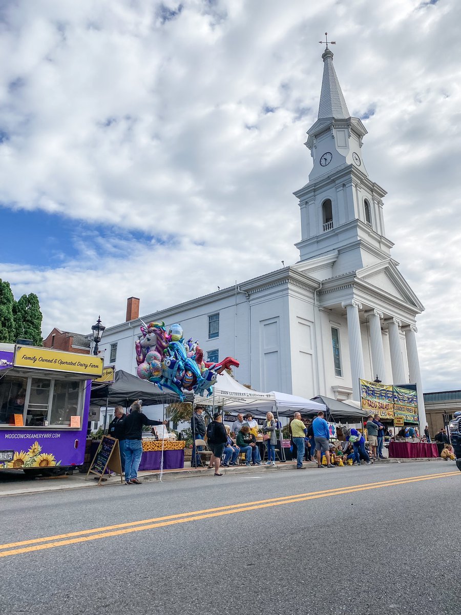 erinswann's tweet photo. Middletown Heritage Festival parade. 😀🧡🖤🎶🎈 https://t.co/TOdL48wIwo