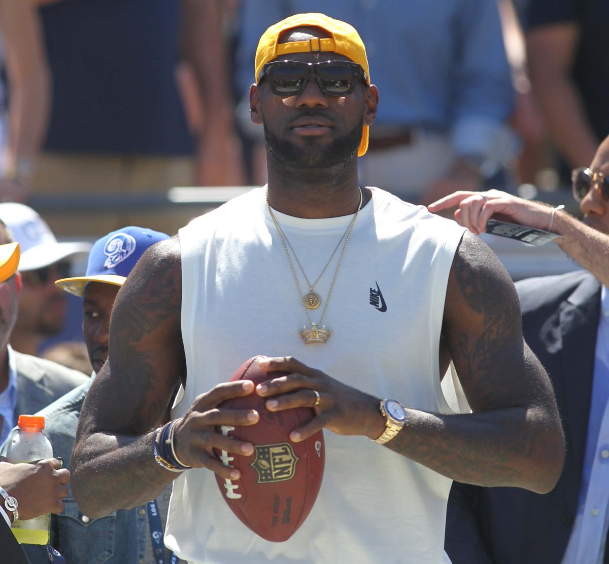 NFL's tweet photo. @KingJames 👀 https://t.co/H2K9BxPfU3