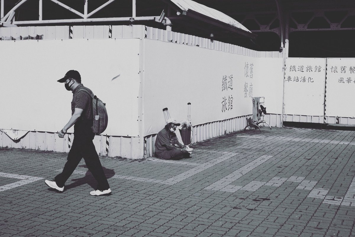 uryu0221's tweet photo. 現實就是這樣殘忍的東西，它總在你不能察覺的時候，一點一點摧毀你的信仰，摧毀你以為自己可以給出的承諾。

#迷路 #街景 #街拍 #亂拍 #攝影 #攝影日常 #XT3 #fujifilmxt3 #xt3 #fujifilm33mmf14 https://t.co/0xOWnTSGCT