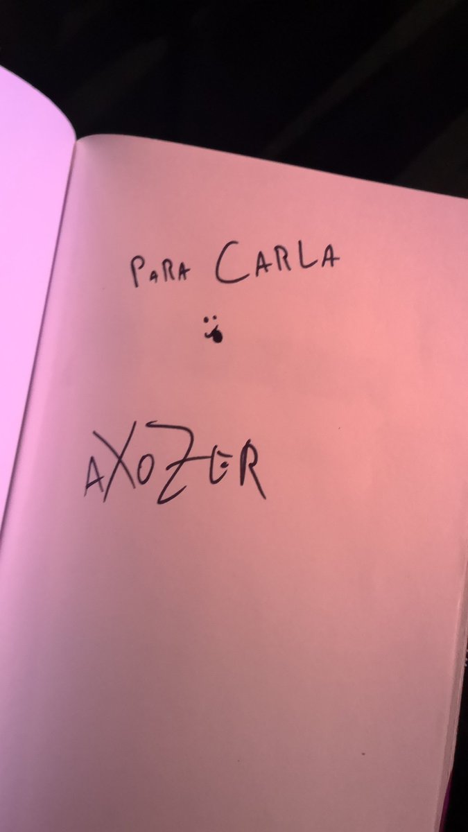 carlalevia's tweet image. No sé si esto lo va a ver axo, pero soy la chica a la que firmaste el libro y te salió mal la lengua, me meo JAHAJAHJAAHAJ @aXoZerr