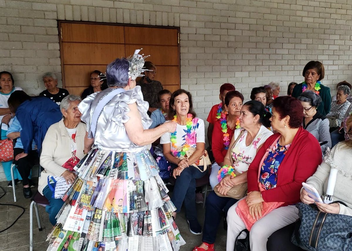 En el Parque Biblioteca de Belén se lleva a cabo la celebración final de las personas mayores👩🏻‍🦳🧑🏼‍🦳👨🏻, con reinado y otras actividades nos vestimos de fiesta para los más longevos de la comuna 16✅