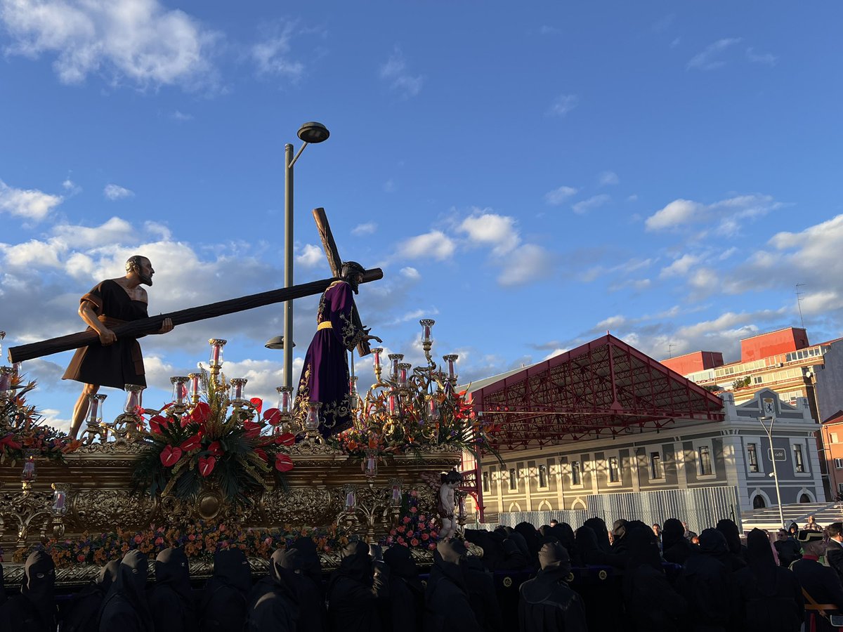 JADIEZLEON's tweet photo. Excepcional procesión. Gracias a todos los papones y paponas de #leonesp por esta espectacular procesión #33encleon @SSantaLeon @IglesiaEnLeon https://t.co/Q7yMl7Rmzq