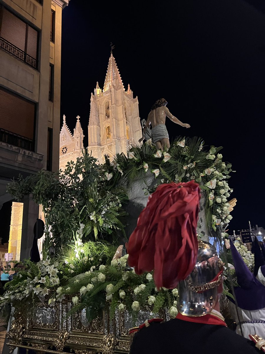 JADIEZLEON's tweet photo. Excepcional procesión. Gracias a todos los papones y paponas de #leonesp por esta espectacular procesión #33encleon @SSantaLeon @IglesiaEnLeon https://t.co/Q7yMl7Rmzq