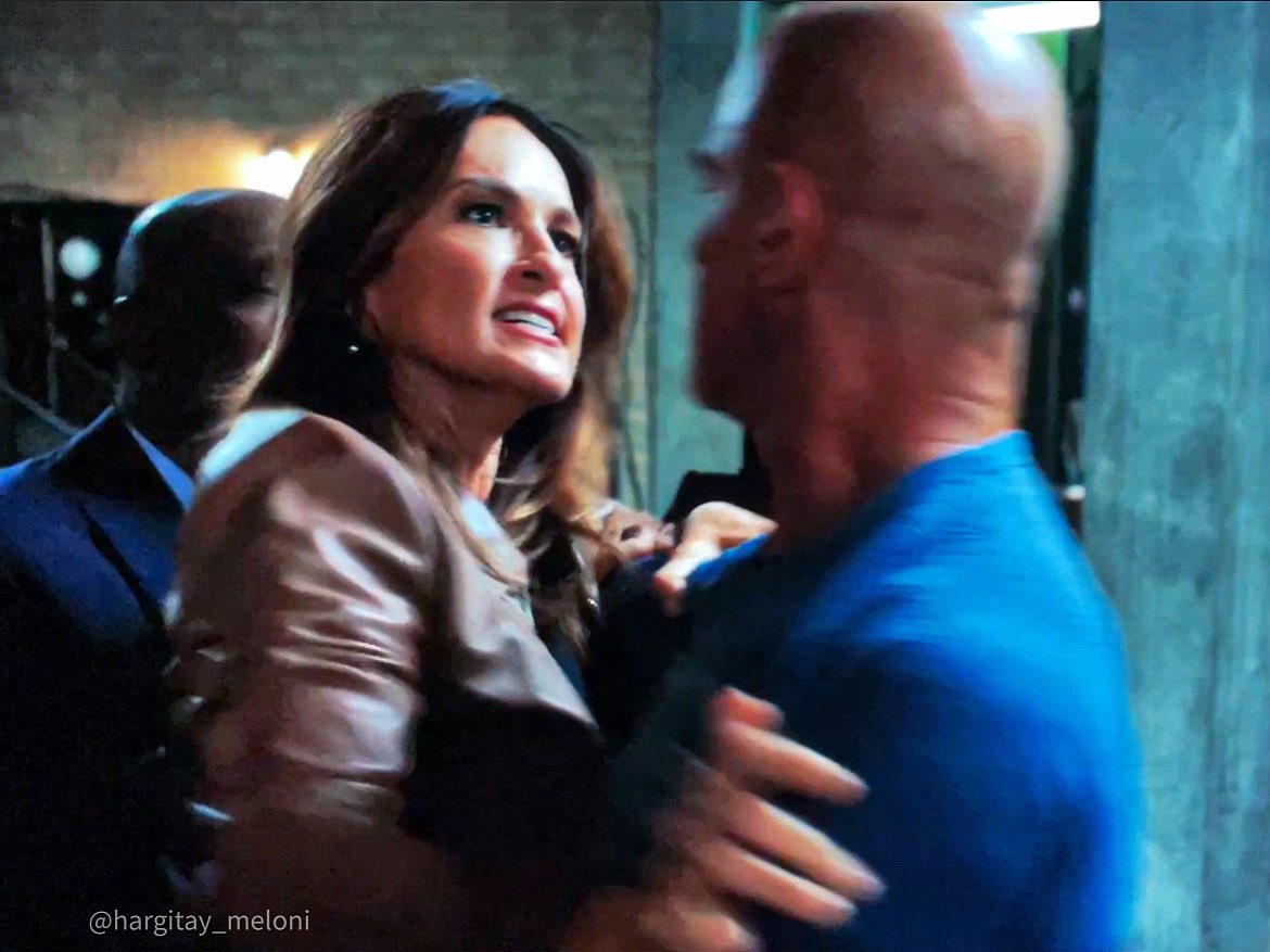 meloni_hargitay's tweet photo. ❤️So intense moment 
❤️How to tame a “Tiger”
❤️Olivia grounds Elliot
❤️#bensler energy
❤️Situation under control

|L&amp;O|SVU|S24E01|Gimme Shelter| P2
@Mariska 
@Chris_Meloni 
#Mariska
#MariskaHargitay 
#ChrisMeloni
#OliviaBenson 
#ElliotStabler 
#SVU23 #OC03 #LawAndOrder https://t.co/FhByRtunsk