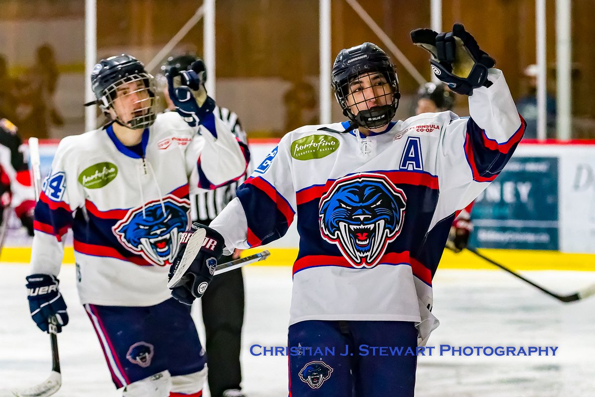 ppanthersvijhl's tweet photo. In an entertaining first period, the @ppanthersvijhl and @CR_STORM exchange goals and we head into the second period tied 1-1.  #YYJSports #JuniorBHockey #YYJHockey #PanthersStrong #VIJHL #YYJ #hockey #hockeyphotos https://t.co/QLJ2zYanQo