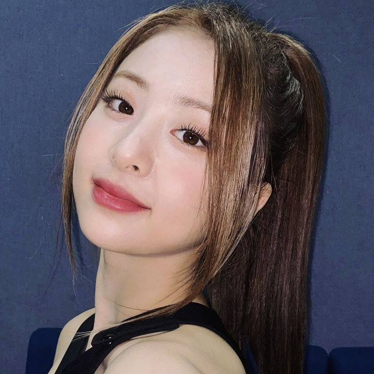 npomvtt's tweet photo. MAIS UMA MITADA! Yunjin do LE SSERAFIM respondeu um FEARNOT e deu spoiler do próximo álbum do grupo.

Segundo ela, será um álbum 'non-skip' (que não dá vontade de pular nenhuma faixa) parte 2 (assim como o FEARLESS). https://t.co/1JYKgO5Gkt