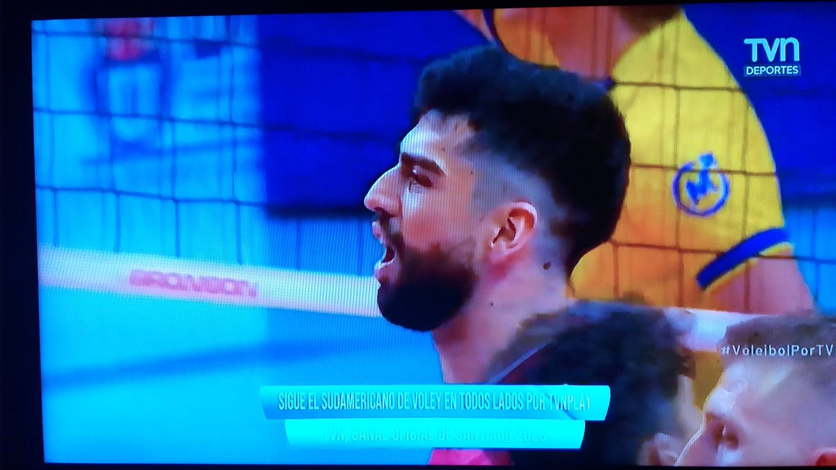 #VóleibolPorTVN Tremendo partidazo CHILE vs Colombia. Mejor en los comentarios el Gran <a href="/JorgeHeviaJHS/">Jorge Hevia</a>