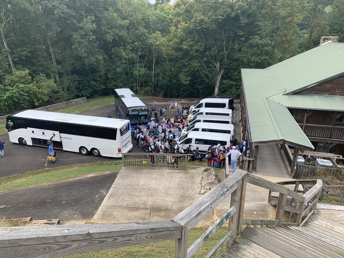 _BradJonesATC's tweet photo. Arrived in Jonesville, VA w the @WoodberryForest senior class a little after 12pm this afternoon! #appalachiaserviceproject https://t.co/35RF264afL